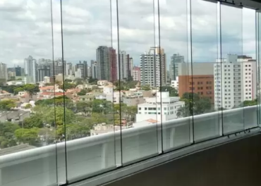 Folhas de vidro emperrando? Entenda como resolver com cuidado