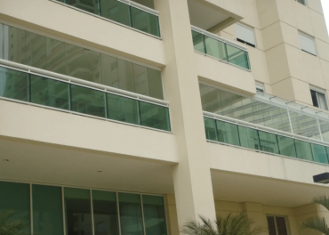 Envidraçamento de sacadas valoriza seu apartamento