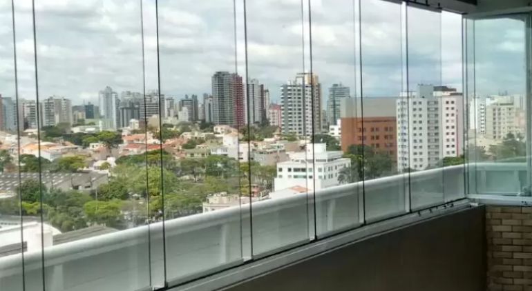 Folhas de vidro emperrando? Entenda como resolver com cuidado