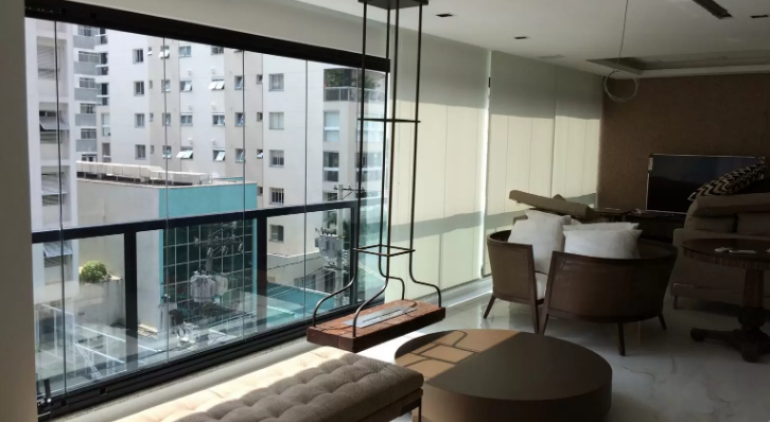 Sacada de vidro no litoral de São Paulo
