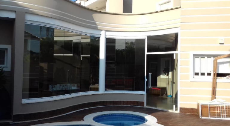 Importância da manutenção preventiva em envidraçamento de sacada