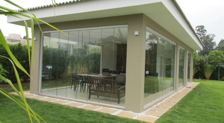 Como a divisão de ambientes com vidro embeleza a sua propriedade?